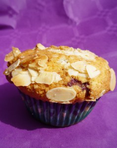 Muffins con yogurt, arándanos y almendras