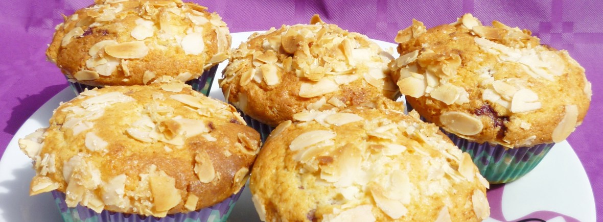 Muffins con yogurt, arándanos y almendras