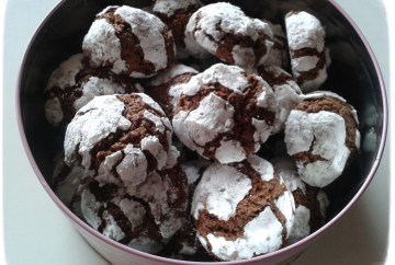Chocolate crinkle cookies